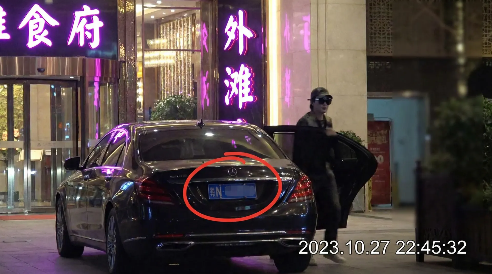 翘臀-翘臀视频最新爆料与原创精选|翘臀 - 豪车餐厅外偷拍